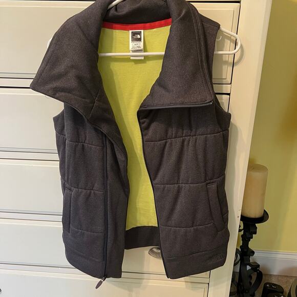 The North Face Vest Danella Insulated Asymmetrical PufferVest Size XS Hiking EUC - Picture 10 of 10